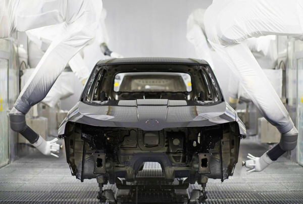 Moderní robotická lakovna Škoda.