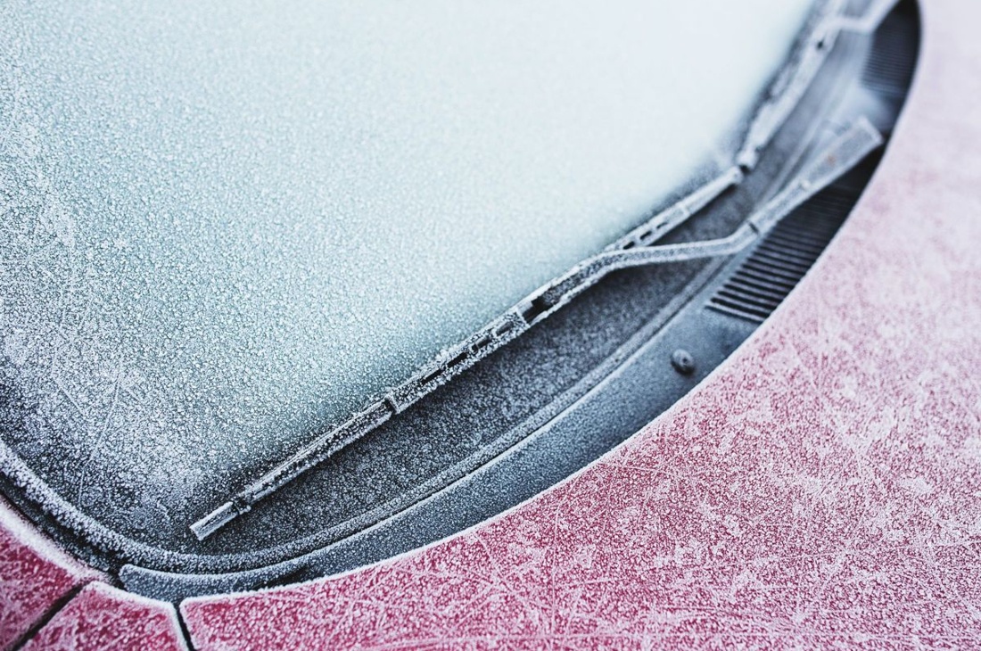 Ako odmraziť okná bez poškodenia skla alebo laku?